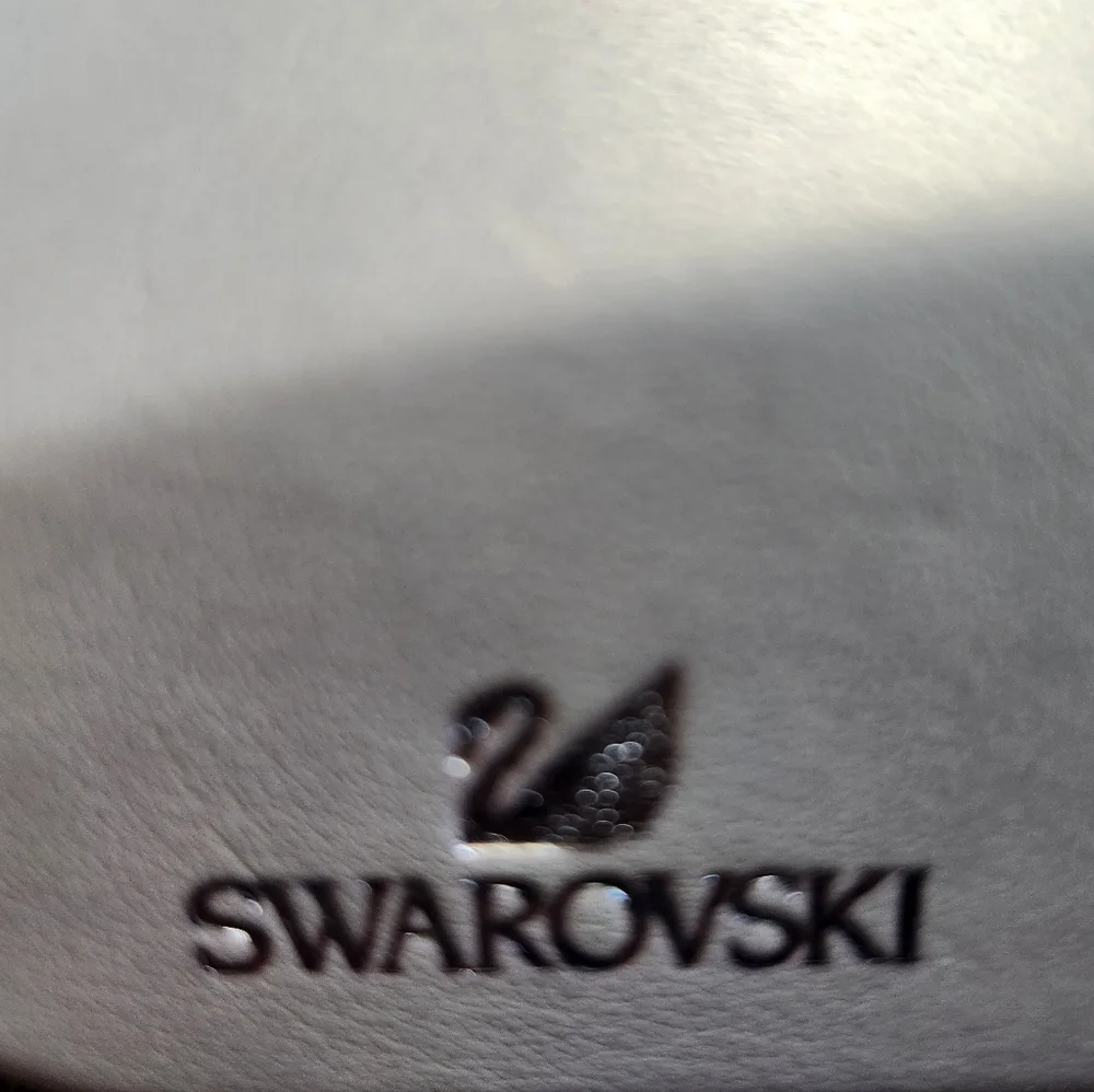 NEW SWAROVSKI COSMOPOLITAN SUNGLASSES. Cleaning cloth and case included.
